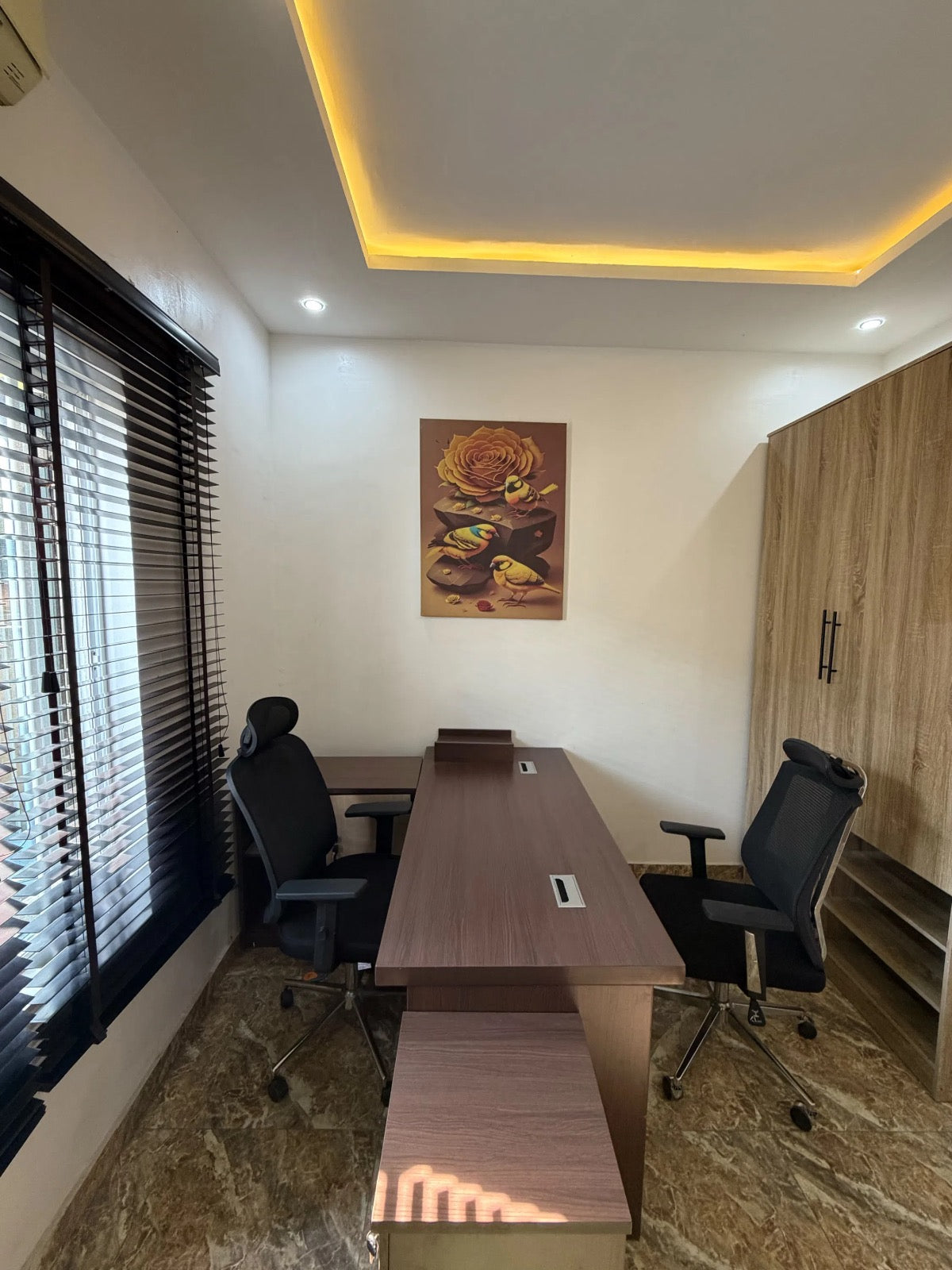 3 STOREY OFFICE SPACE FOR RENT/SHORT-LET