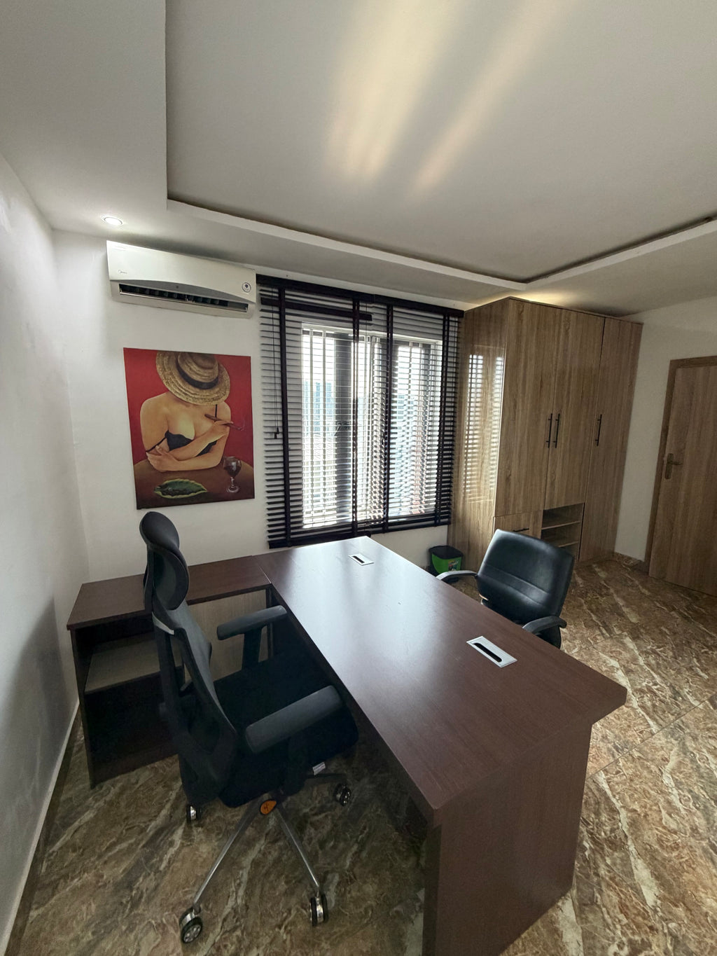 3 STOREY OFFICE SPACE FOR RENT/SHORT-LET