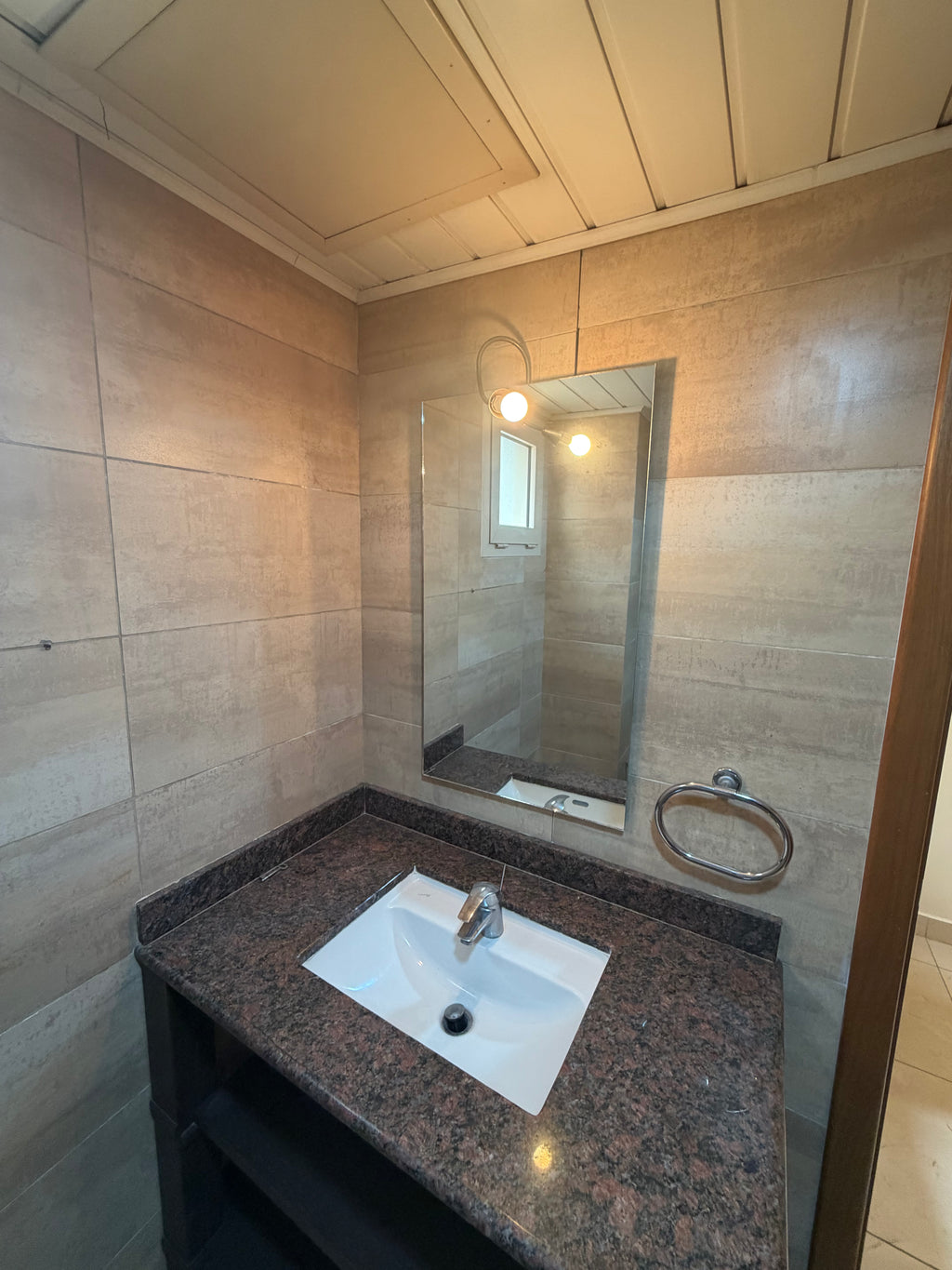 3 BEDROOM NON SERVICED APARTMENT(BANANA ISLAND) FOR RENT