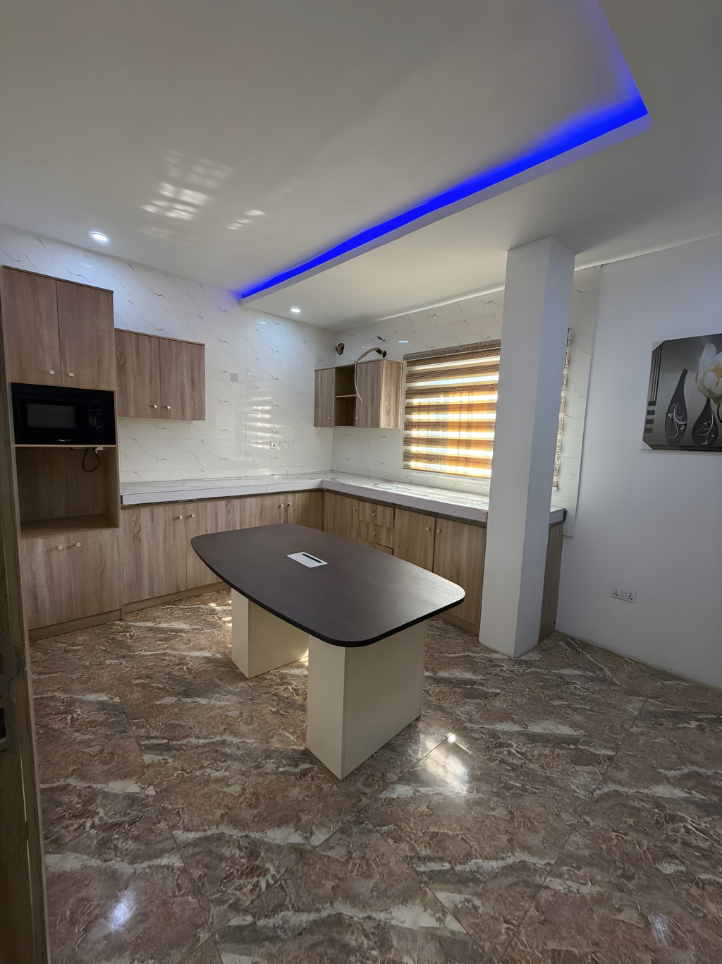 3 STOREY OFFICE SPACE FOR RENT/SHORT-LET